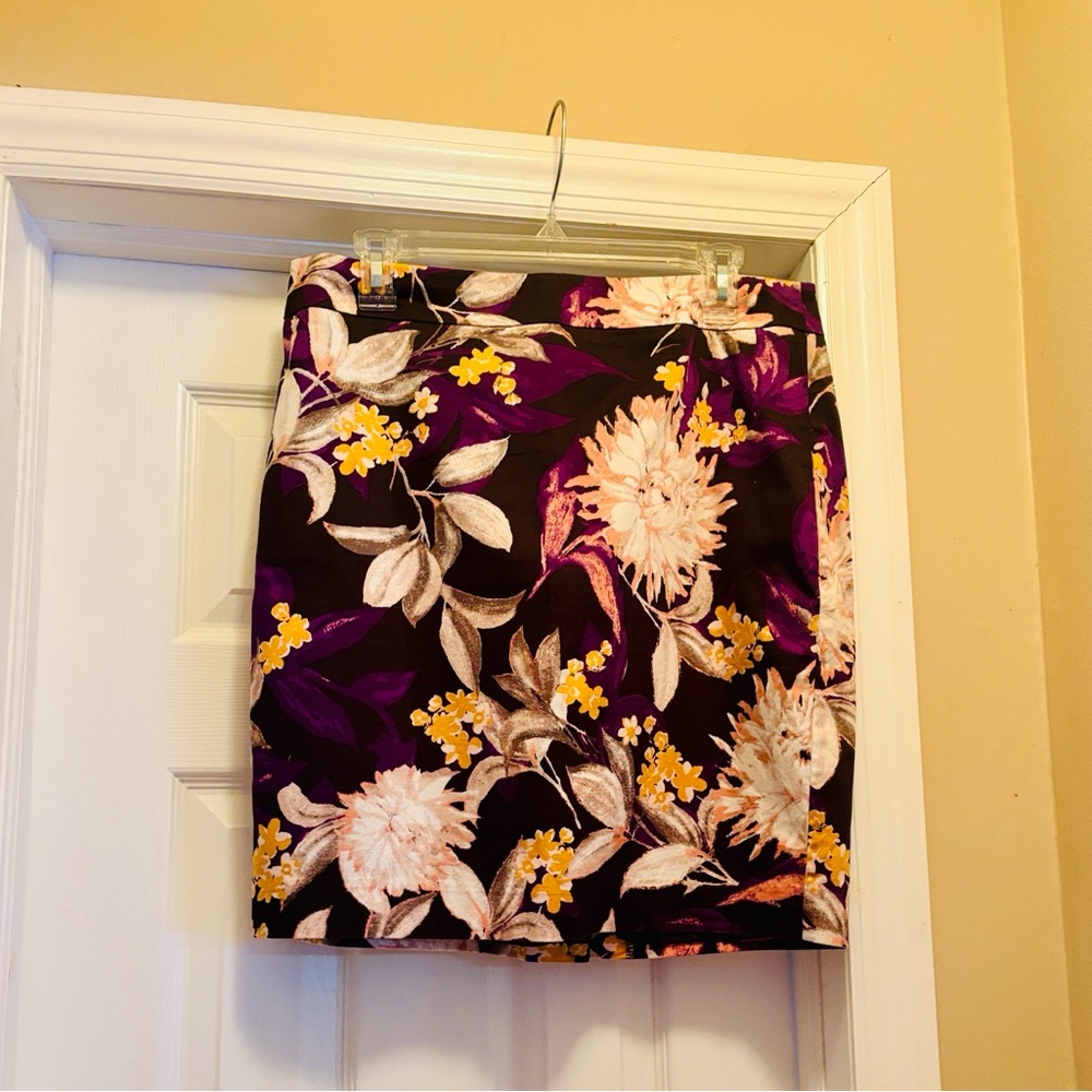 Gently used, ANN TAYLOR Floral Skirt 💛💜🤍
